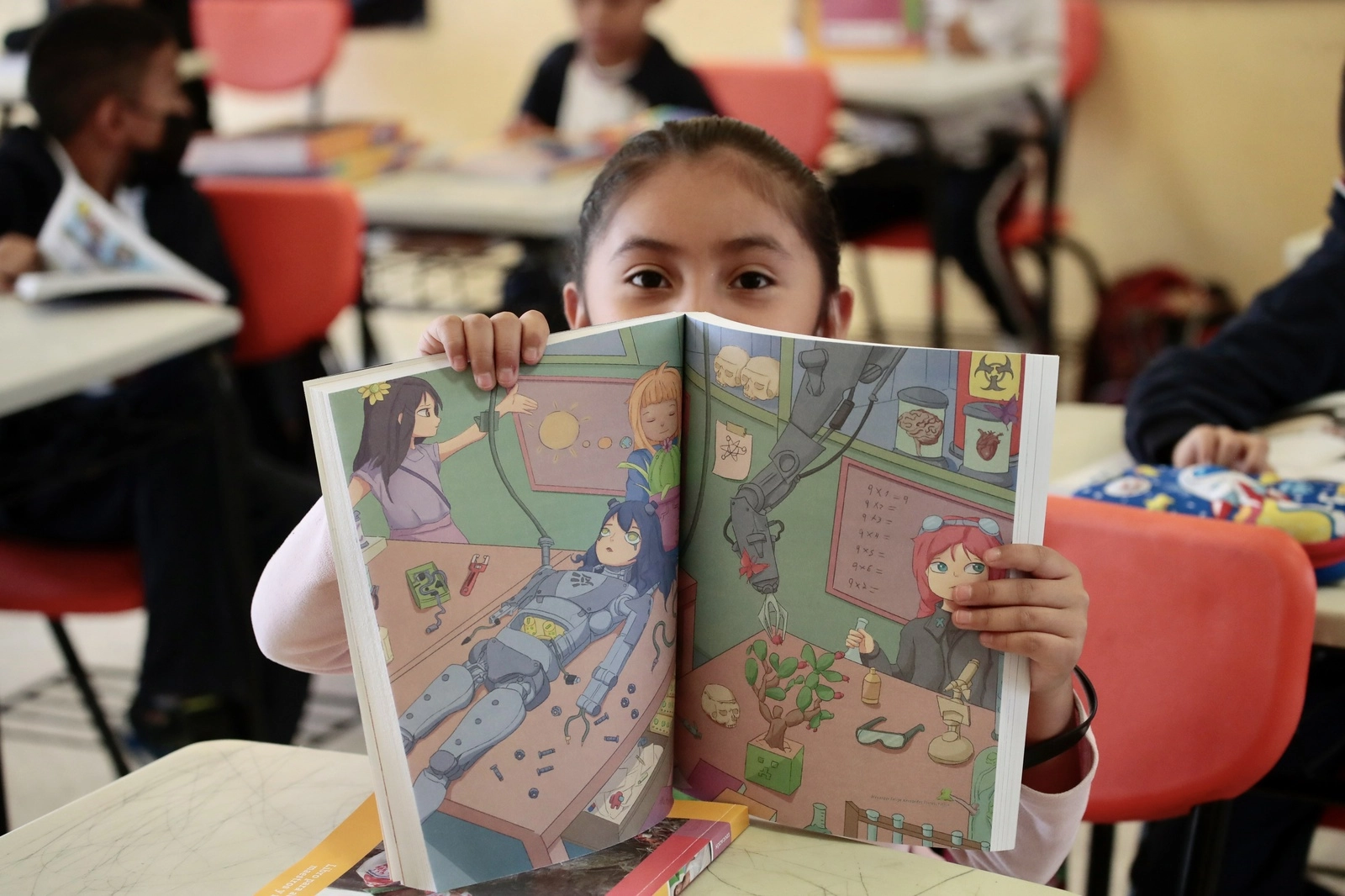 Una niña muestra uno de sus libros de texto de primaria. Foto  Luis Castillo / Archivo
