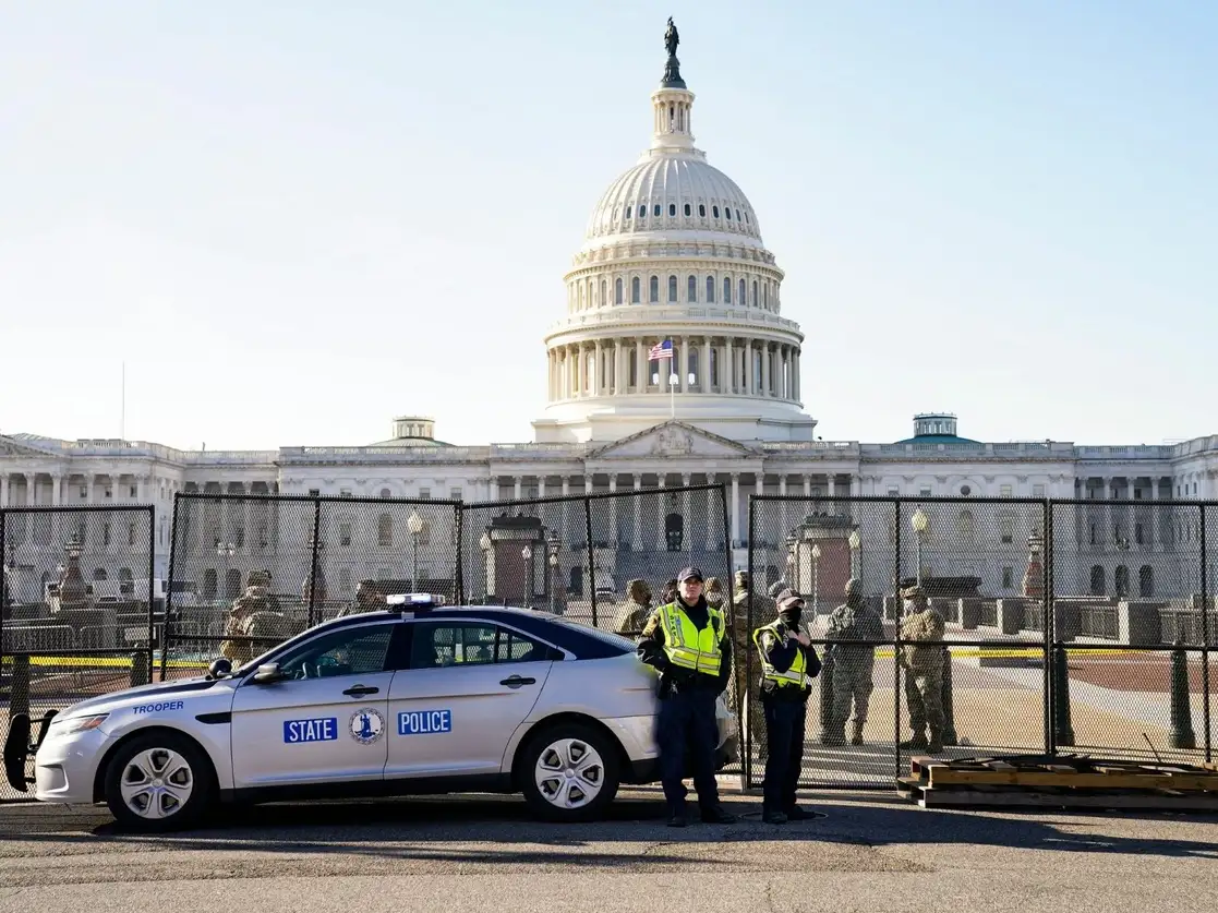 Hoy se colocó una reja entorno al Capitolio, tras los incidentes de ayer protagonizados por seguidores de Donald Trump. Foto Ap