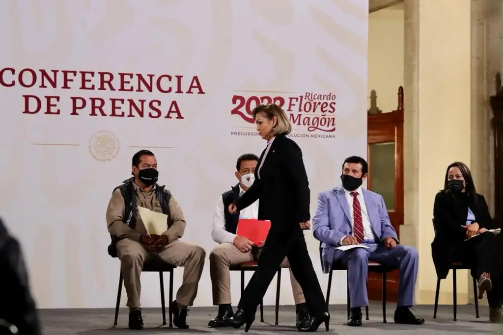 La legisladora Cecilia Sánchez reiteró su denuncia entorno al contubernio entre Ricardo Aldana y César Pecero (el segundo desde la derecha), para conservar el control en esa organización, a favor del grupo de Carlos Romero Deschamps, el 27 de enero de 2022. Foto Roberto García Ortiz