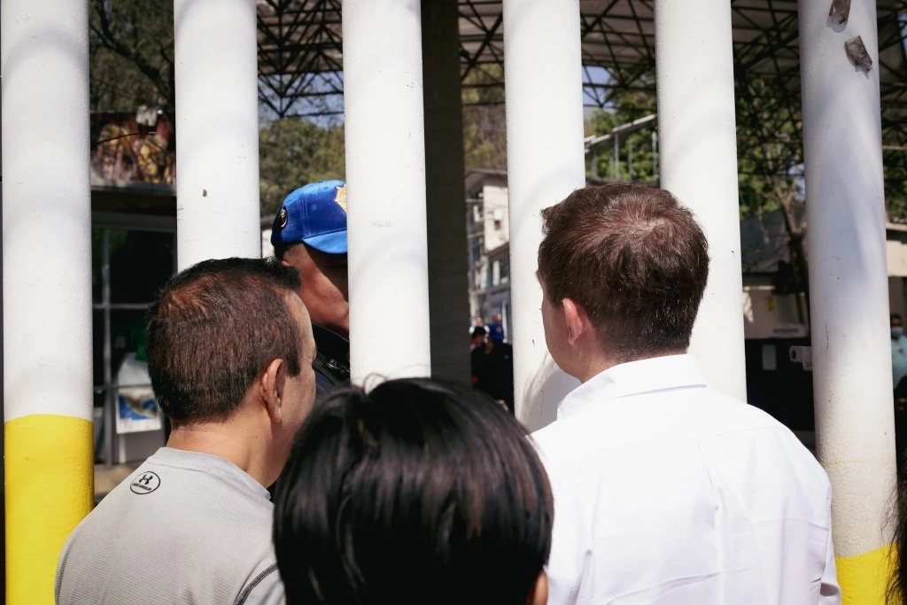 Empleados de la alcaldía Álvaro Obregón cerraron la puerta al candidato de  Morena Javier López Casarín. Foto @LopezCasarinJ