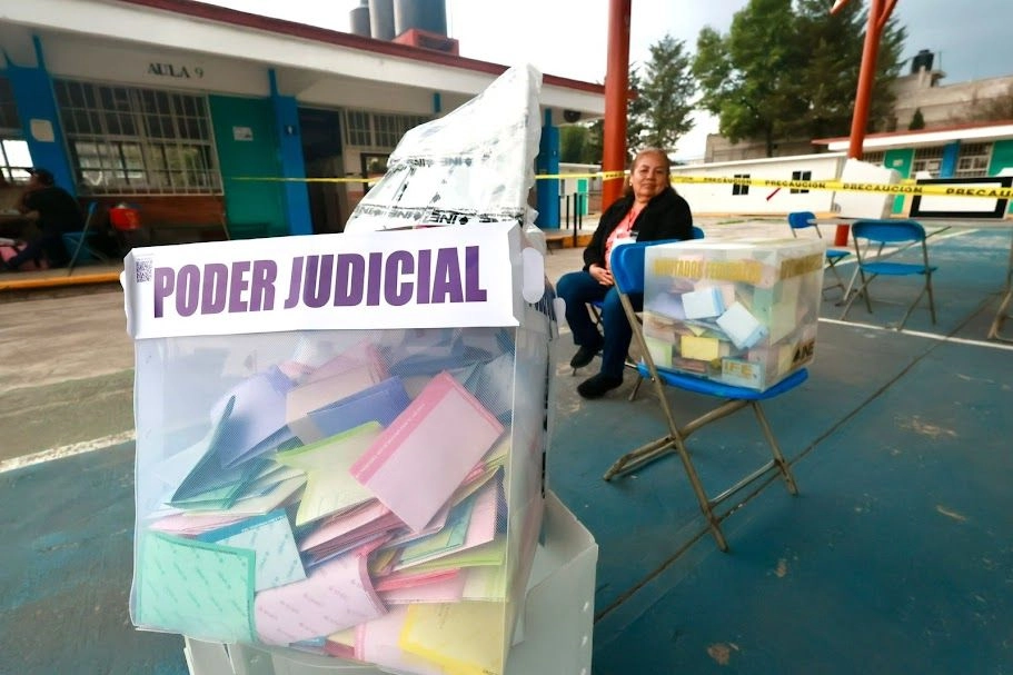 Aspectos de la casilla 4201 en CDMX minutos previos al cierre de las votaciones, el 1° de junio de 2025. Foto
