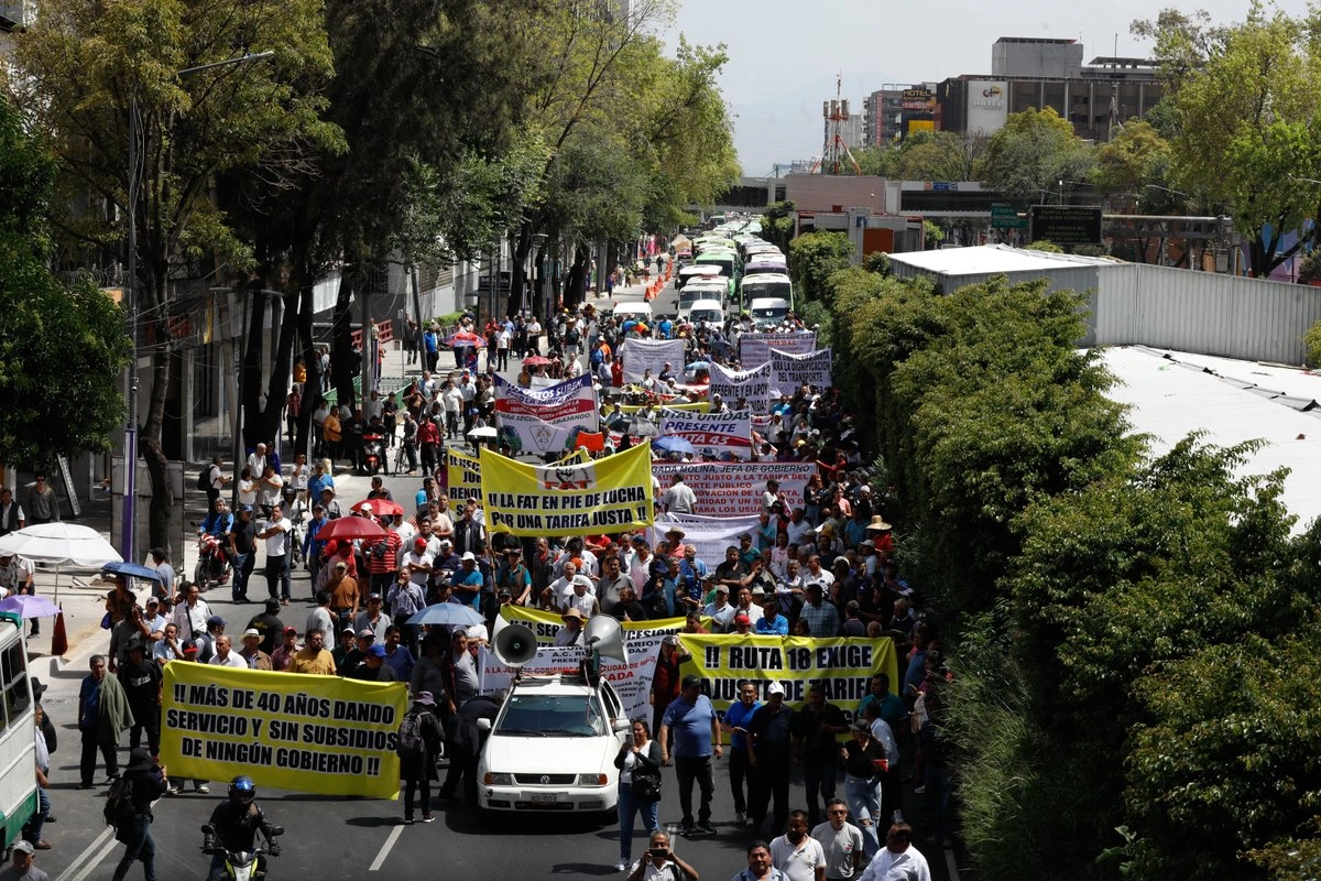 La Fuerza Amplia de Transportistas acusó que las autoridades de la Ciudad de México no han cumplido su promesa de dar una respuesta sobre otorgar un bono al combustible y autorizar un ajuste en la tarifa. Foto