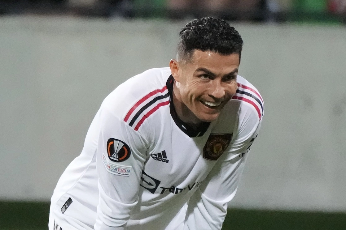 La federación inglesa acusó formalmente a Cristiano Ronaldo de comportamiento "violento o inapropiado" por haber golpeado la mano de un aficionado haciendo caer su teléfono tras un partido contra el Everton la temporada pasada. Foto Ap / Archivo