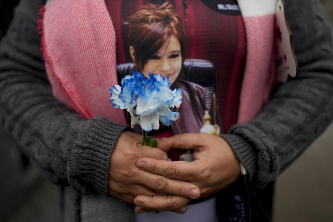 Una mujer usa una playera con la imagen de la vicepresidenta de Argentina, Cristina Fernández, en Buenos Aires. Foto Ap / Archivo