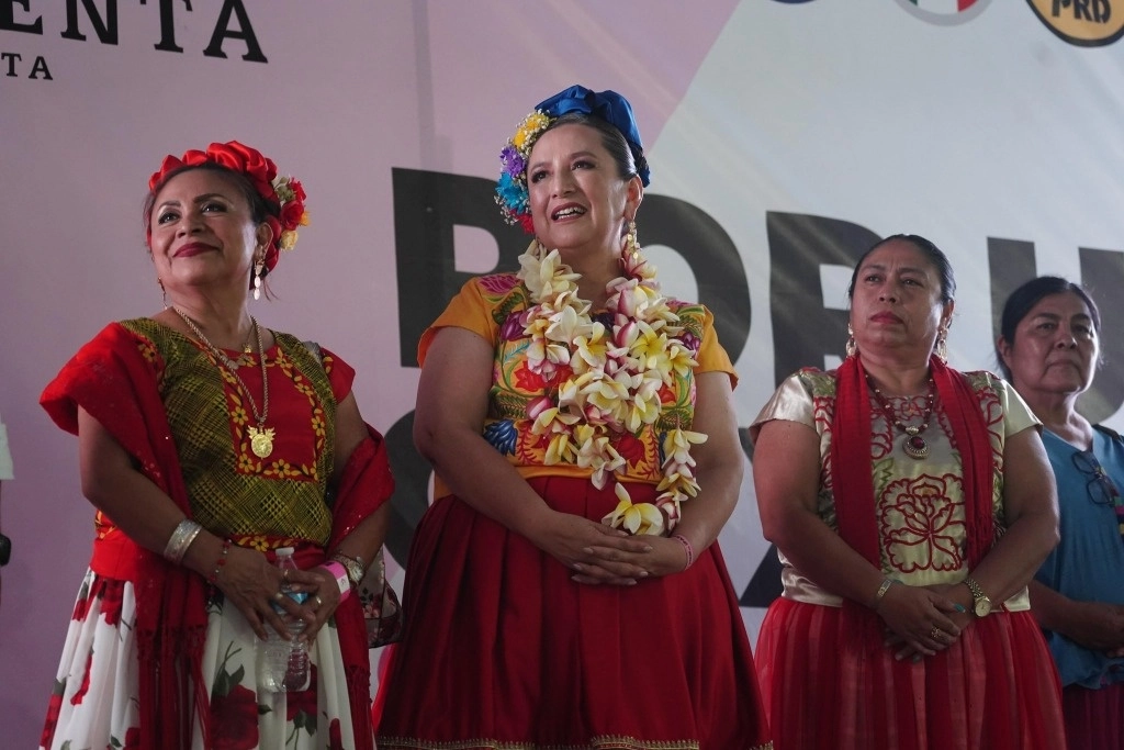 En entrevista al término de una reunión con ejidatarios y propietarios de terrenos de parques eólicos en Santo Domingo Tehuantepec, se refirió a estos hechos y señaló directamente al partido Morena. Foto @XochitlGalvez