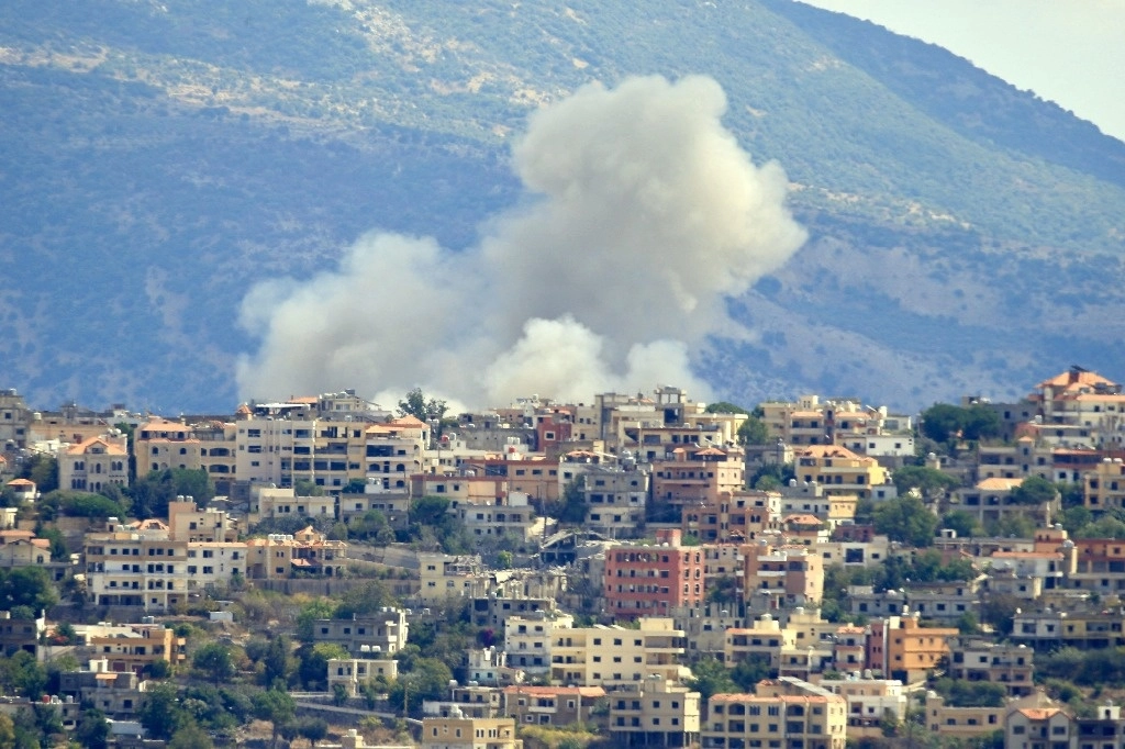 Un ataque aéreo israelí en la aldea de Khiam, en el sur del Líbano, cerca de la frontera, levantó ayer una densa nube de polvo y humo. Foto Afp