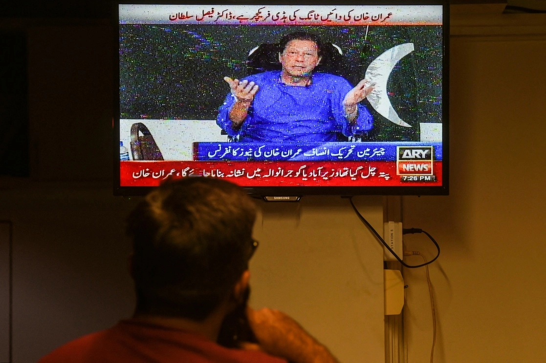 Transmisión en televisión del discurso del ex primer ministro paquistaní Imran Khan tras el intento de asesinato durante su larga marcha cerca de Wazirabad, en Karachi, el 4 de noviembre de 2022. Foto Afp