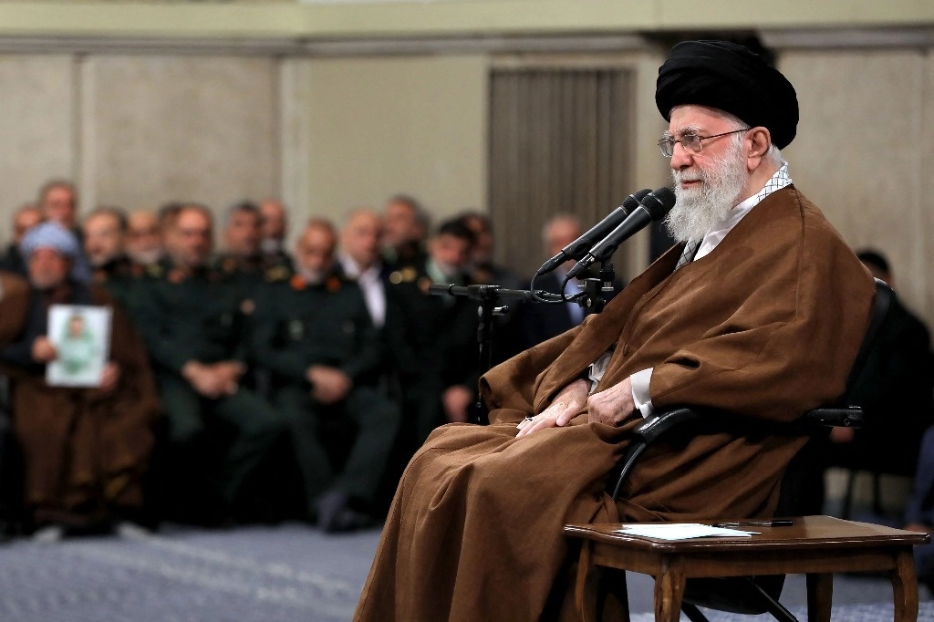 El ayatollah Ali Jamenei durante su aparición de ayer en Teherán. Foto Afp