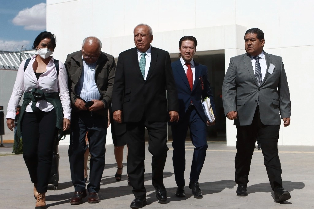 Francisco Garduño, titular del INM, sale en compañía de sus abogados tras la audiencia judicial en Ciudad Juárez. Foto Ap 