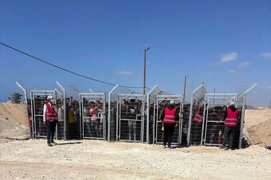 Esta fotografía (divulgada por un contratista bajo condición de anonimato) muestra a un grupo de palestinos encerrados entre vallas antes de entrar a un centro de distribución de alimentos operado por la Fundación Humanitaria de Gaza en mayo pasado, poco después de que empezaron a operar esos sitios. Foto