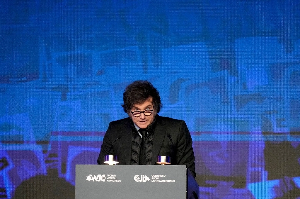 El presidente argentino Javier Milei durante su participación en el Congreso Mundial Judío celebrado en Buenos Aires en conmemoración del 30 aniversario del atentado contra la Asociación Mutual Israelita Argentina (AMIA), en 1994. Foto Ap.