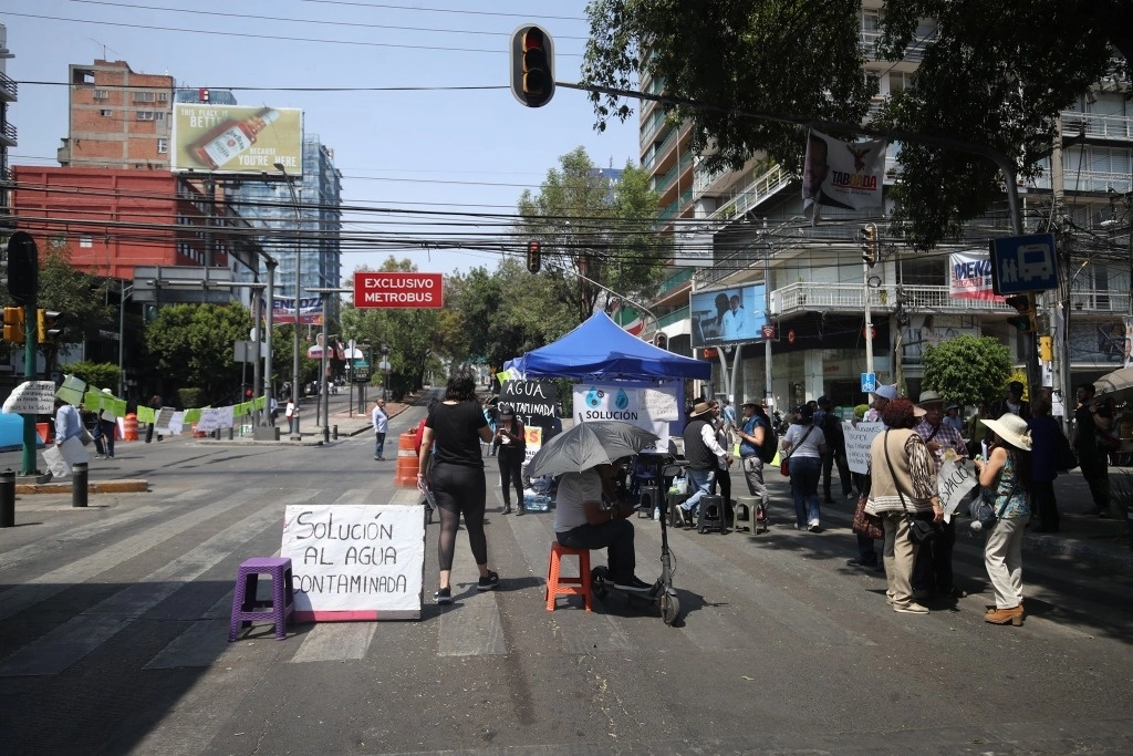 Comerciantes denunciaron pérdidas en sus negocios por el cierre de la avenida y carecer de agua. Foto Yazmín Ortega