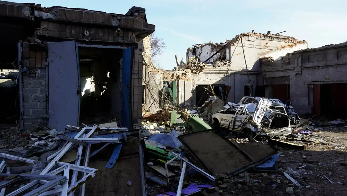 Ruinas en la ciudad ucrania de Mariupol, ocupada por las fuerzas rusas, en imagen de este martes. Foto Afp 