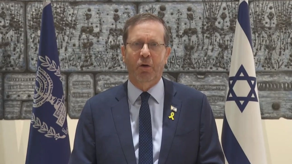 El presidente ha llamado a la unidad de todos que apoyan al Estado israelí: "Juntos venceremos, frente a este aterrador resurgimiento del antisemitismo. No teman. Estén orgullosos. Manténganse fuertes por la libertad. Israel está con ustedes". Foto @Isaac_Herzog 