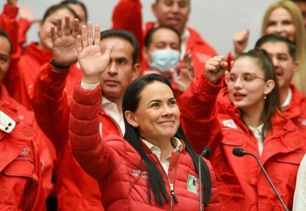 La diputada federal Laura Barrera difundió un video donde acusó a Alejandra del Moral de traición a los priístas “que nos partimos la madre en tu nombre” y calificó la renuncia al tricolor como “una ofensa a los que Dios todo, caminaron y defendieron todo” en su campaña por la gubernatura de la entidad. Foto Cuartoscuro / Archivo