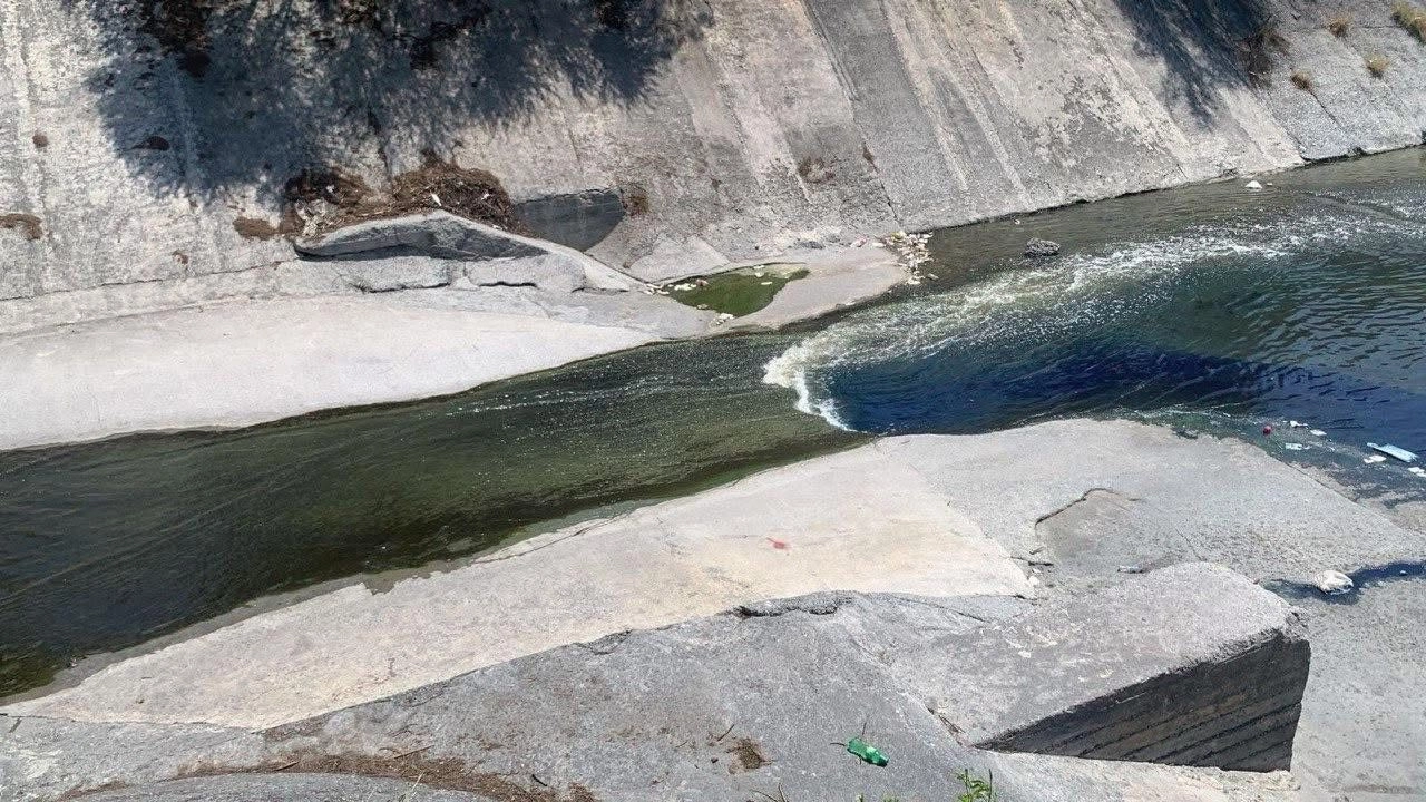 La empresa destacó que el color azul que fue captado por usuarios el mismo día de su clausura, no representaba un riesgo tóxico ni ambiental, de acuerdo a los análisis de laboratorios que presuntamente fueron realizados por la compañía. 