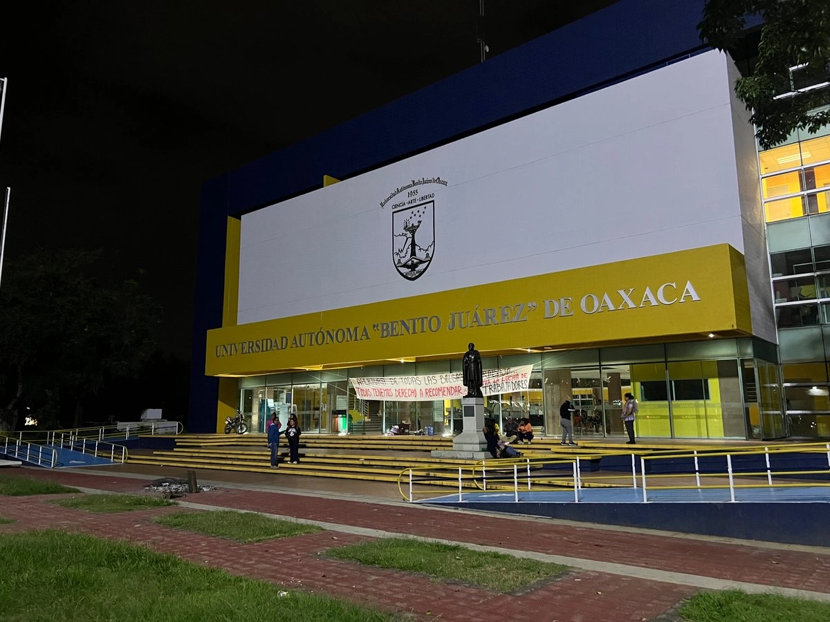 Los agremiados consideran que en lugar resolver el conflicto a través del diálogo, el rector Cristian Carreño López busca la confrontación, pues hay la amenaza de que presuntos grupos de porros llegarán a CU para desalojar a los sindicalizados de forma violenta.