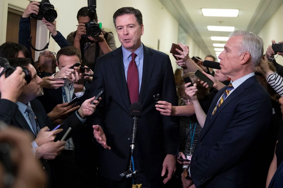 En imagen de archivo, James Comey habla con los periodistas después de una reunión cerrada del Comité Judicial de la Cámara de Representantes, en el Capitolio en Washington, DC, el 7 de diciembre de 2018.