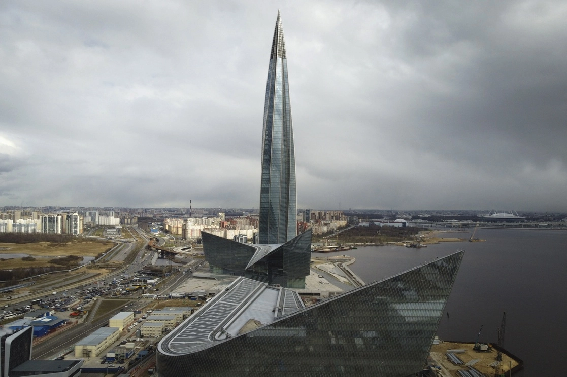 Una vista de la torre comercial Lakhta Center, la sede del monopolio ruso del gas Gazprom en San Petersburgo, Rusia, el miércoles 27 de abril de 2022. Foto Ap