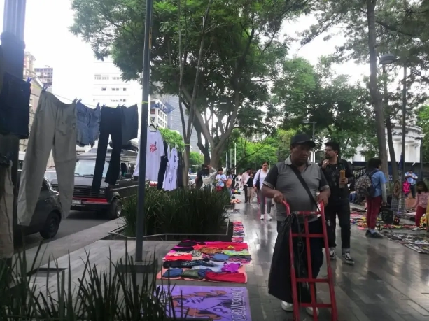 Ambulantes en la Alameda Central en la Ciudad de México. Foto  Elba Mónica Bravo /Archivo
