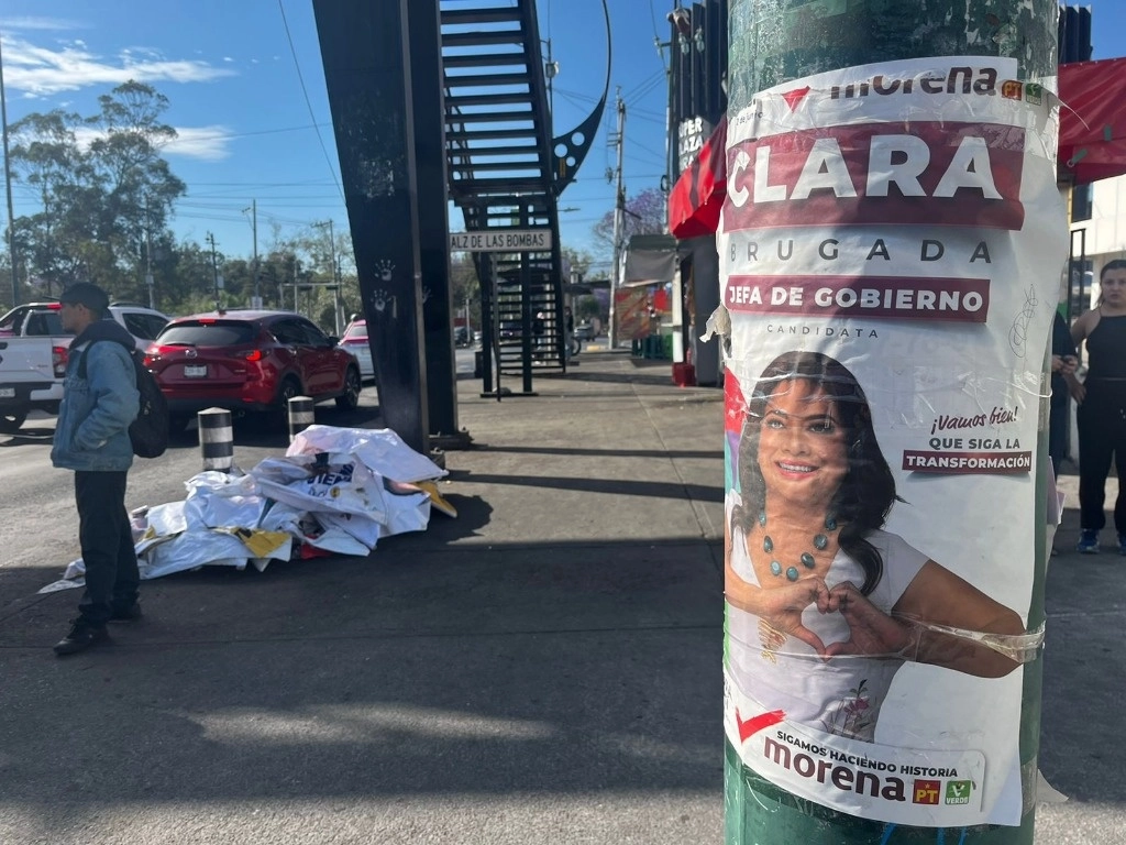 Destruyen propaganda de la candidata de la coalición Sigamos Haciendo Historia a la jefatura de Gobierno, Clara Brugada, desde Canal de Miramontes hasta Periférico, en la Ciudad de México, el 17 de marzo de 2024. Foto Luis Castillo