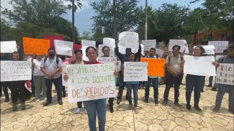 Miembros de la comunidad universitaria se manifestaron para exigir la reinstalación de los despedidos. Foto La Jornada