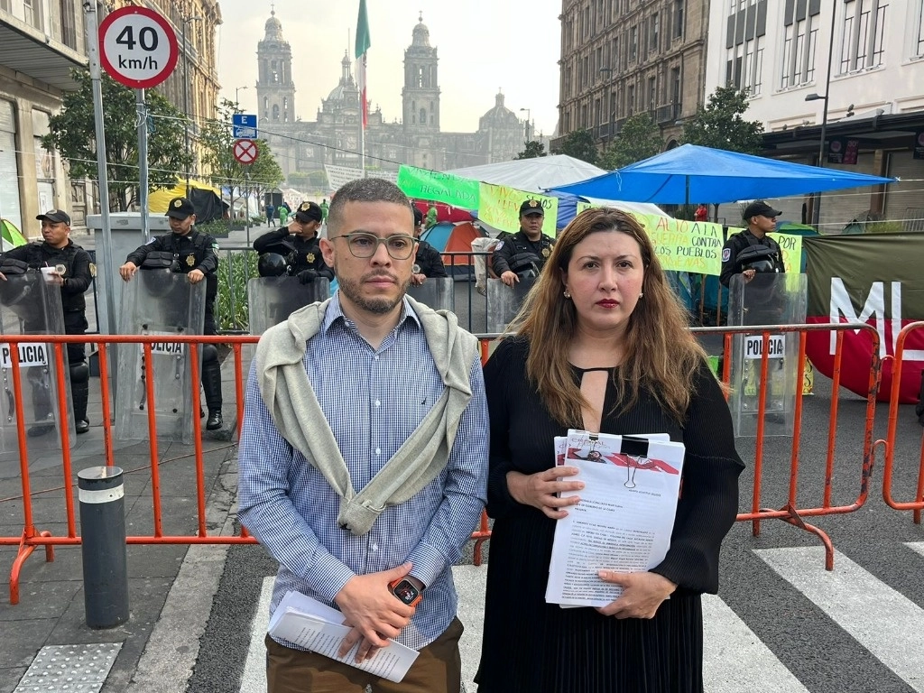 Rafael Medero Marín, acompañado por su abogada, asiste a la jefatura de gobierno de la Ciudad de México, para entregar parte de la carpeta de investigación por el tráfico de influencias en el caso de una servidora pública quien presuntamente tiene retenido a su hijo con la ayuda de la Fiscalía capitalina, el 10 de junio de 2024. Foto Alfredo Domínguez





