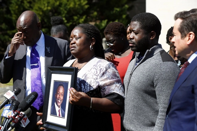 Caroline Ouko, madre de Irvo Otieno, sostiene un retrato de su hijo asesinado en el interior de un hospital psiquiátrico en Virginia. Foto Ap