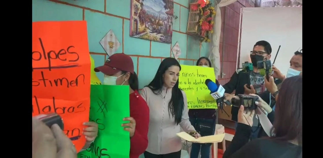 La joven Julia Arteaga arribó acompañada de otras mujeres que portaban pancartas con leyendas como "¡Fuera candidatos misóginos!". Foto Juan Ricardo Montoya