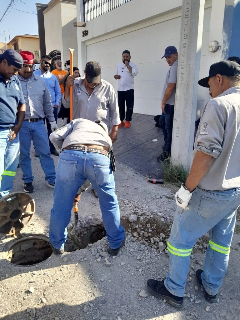 Toma clandestina de agua en casa del candidato de MC, nota en bandeja, foto cortesía de Junta Central de Aguas del estado de Chihuahua. Foto Rubén Villalpando
