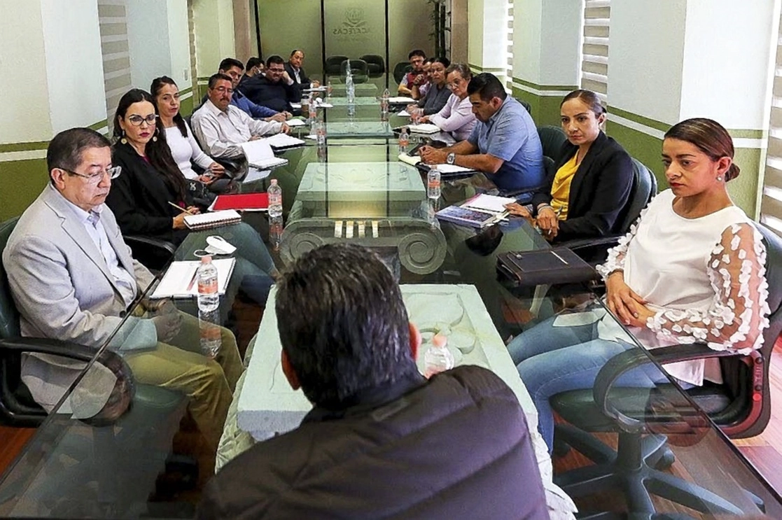 El gobernador de Zacatecas de espaldas con algunos colaboradores, en una imagen de archivo. Foto La Jornada