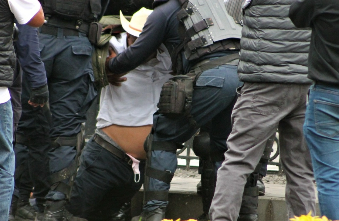 Testigos señalaron que el diputado se dejó caer y cuando policías lo levantaron, éste los acusó de agresión. Foto La Jornada