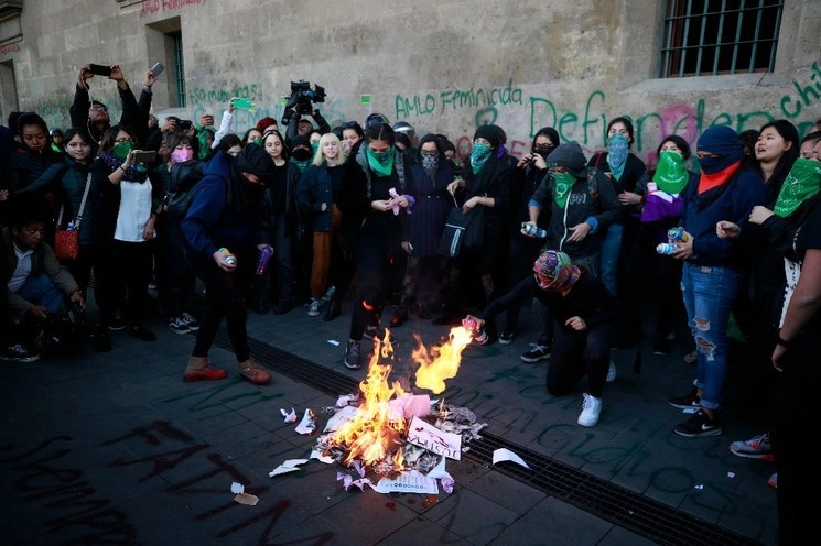 Protesta de mujeres frente a Palacio Nacional contra la violencia de género. Foto Alfredo Domínguez / Archivo