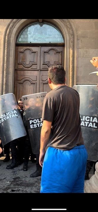 Los manifestantes continuaron exigiendo sus peticiones, y tras unos minutos de hacerlo, entre ambos bandos se presentaron altercados.