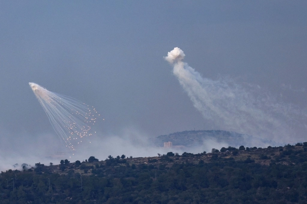 Columnas de humo con forma de pulpo son el resultado de ataques con fósforo blanco. Foto Afp