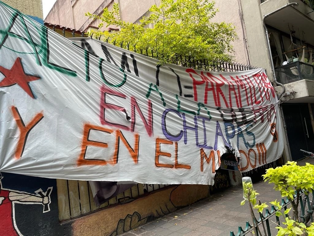 En la fachada del inmueble cuelga una manta con la leyenda “Alto a la Guerra en Chiapas y en el mundo, no paramilitares”. Foto Laura Gómez Flores 