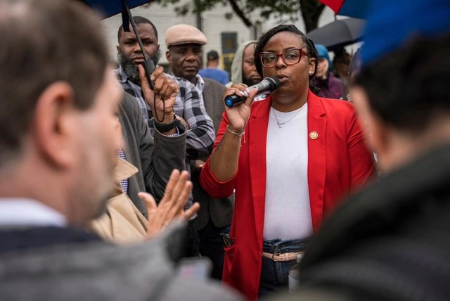 La representante demócrata LaMonica McIver enfrenta cargos de agresión después de un altercado con agentes federales fuera de un centro de detención de inmigrantes. Foto
