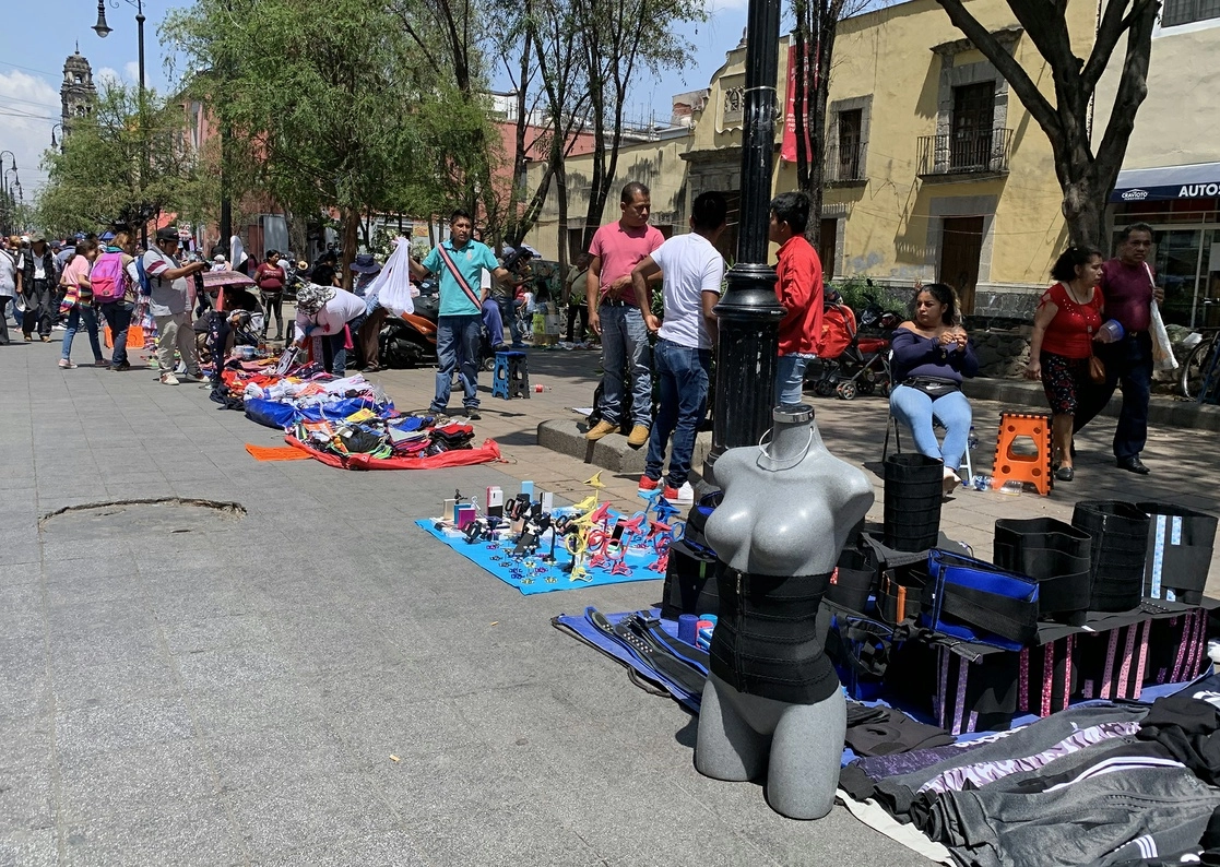 Vendedores ambulantes en el Centro Histórico de la Ciudad de México. Foto María Luisa Severiano/Archivo 