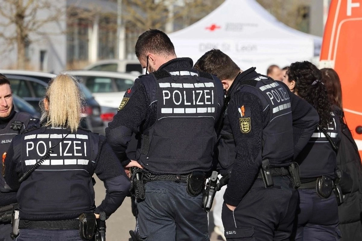 El hombre, que solo ha sido identificado como Johannes M. de acuerdo con las normas de privacidad de Alemania, también está acusado de intentar encubrir pruebas de los asesinatos iniciando incendios en las casas de las víctimas.