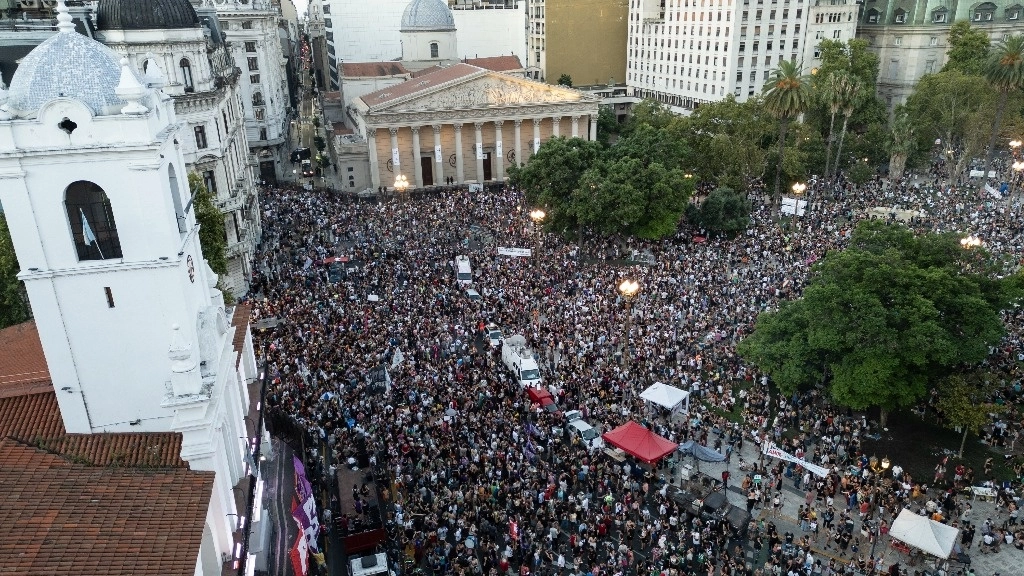 Miles de personas participaron en las multitudinarias marchas contra Javier Milei en Argentina, el pasado 1 de febrero de 2025. Foto Ap