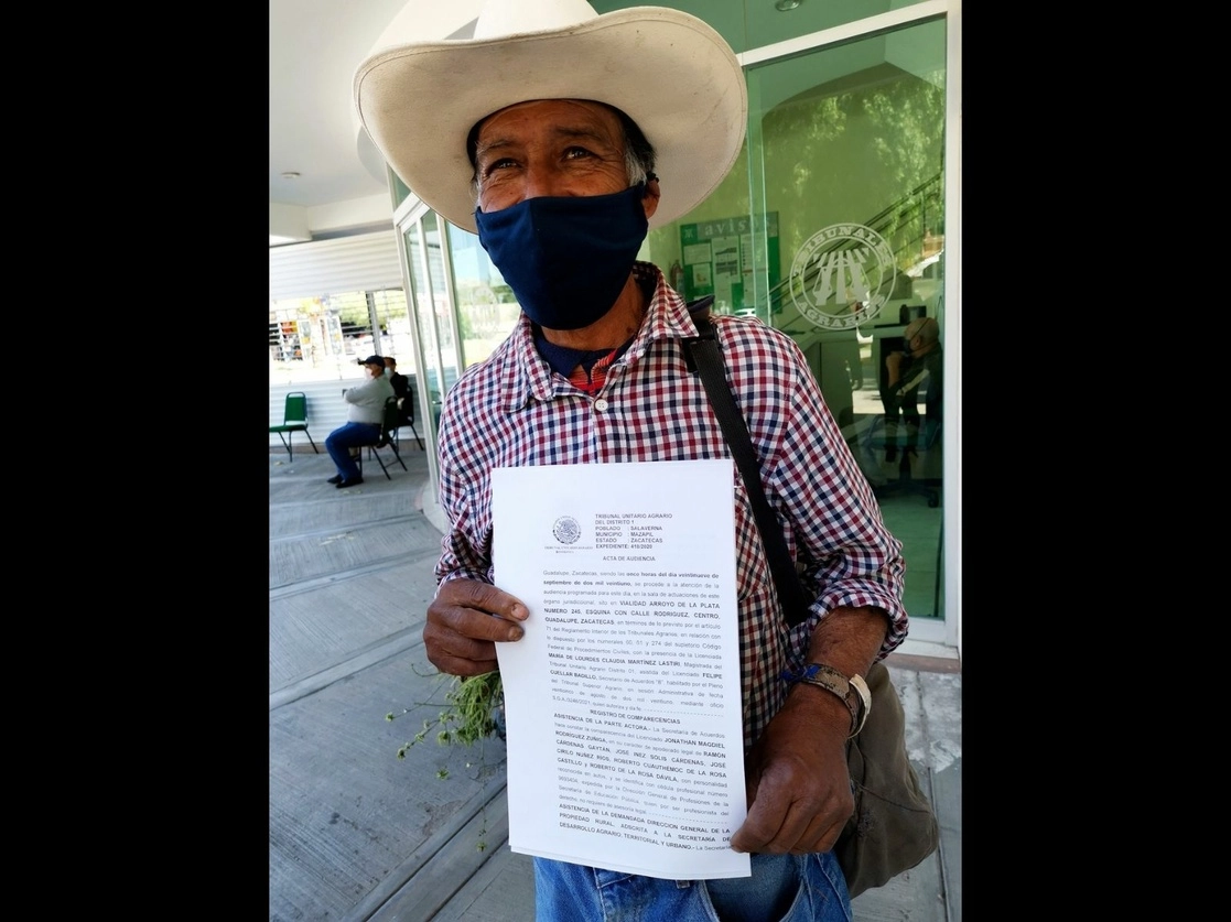 El campesino y activista Roberto de la Rosa Dávila, delegado de la comunidad de Salaverna, municipio de Mazapil, Zacatecas, muestra un acta de cancelación de audiencia, luego de que los representantes legales de la Minera Tayahua SA de CV no se presentaron ante el TUA. Foto Alfredo Valadez
