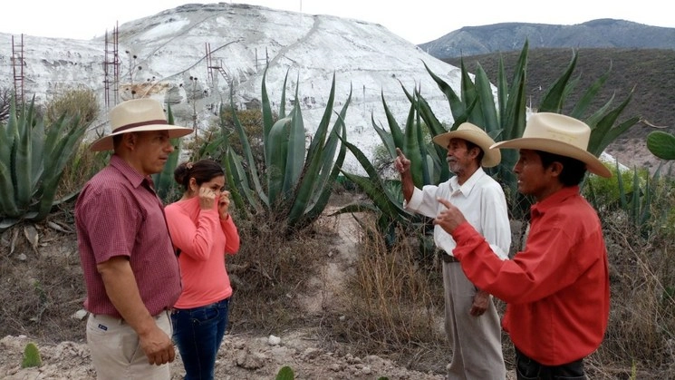 En el barrio de San Miguel, municipio de Zimapán, el jale minero rebasa los 800 metros de altura, por lo que es posible verlo desde diversos puntos del poblado. Foto Juan Ricardo Montoya