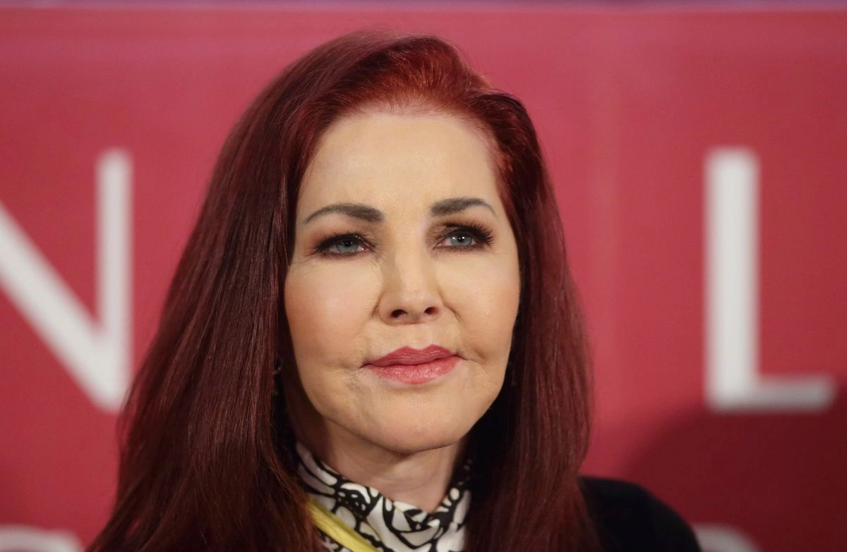 Priscilla y Elvis Prestley se divorciaron en 1973; su hija, Lisa Marie, recibió su herencia en 1993, cuando el patrimonio del ‘rey del Rock ‘n Roll’ se estimaba en 100 millones de dólares. Foto 
