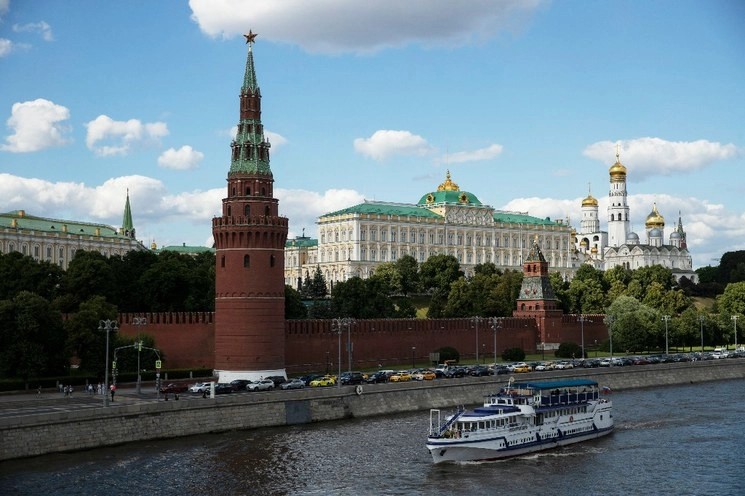 Un barco turístico pasa frente al Gran Palacio del Kremlin (centro), el campanario Ivan the Great Bell (centro derecha), y la torre Vodovzvodnaya (izquierda) en el fondo, el 10 de julio de 2020. Foto Ap