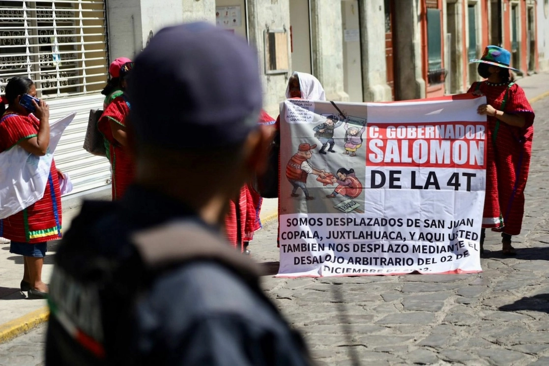Marcha de los triquis en la ciudad de Oaxaca. Foto Cuartoscuro
