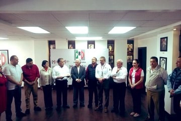 Enrique Acosta Fragoso (quinto de izquierda a derecha)quien también fue candidato a gobernador, por el PRI. Foto 
@jmarquezm13