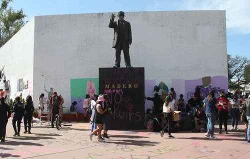 Pintas en las paredes externas de la estación Juárez del tren ligero de Guadalajara, Jalisco. Foto Arturo Campos Cedillo /Archivo
