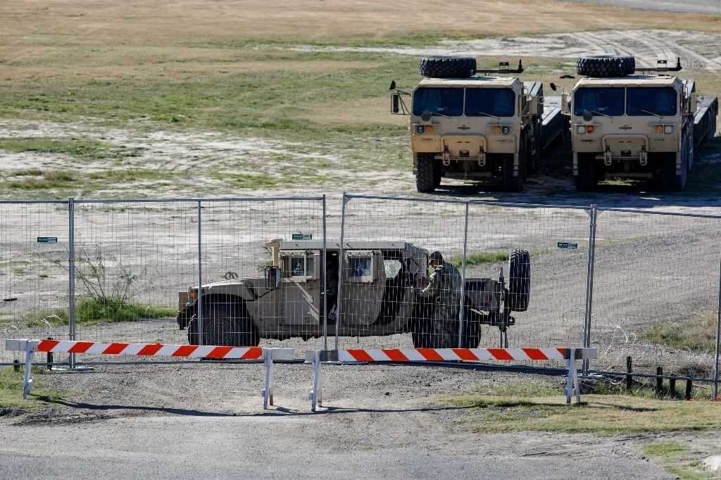 Un oficial del Departamento de Seguridad Pública de Texas protege la entrada a Shelby Park, en Eagle Pass, Texas, el 12 de enero de 2024. Foto Ap