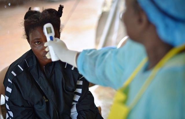 Una mujer acude al médico en un centro de la República Democrática del Congo. Foto Afp