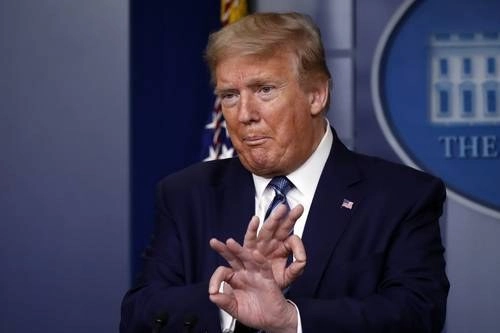 El presidente Donald Trump ayer, durante la rueda de prensa diaria en la Casa Blanca para informar sobre el desarrollo de la pandemia del Covid-19. Foto Ap
